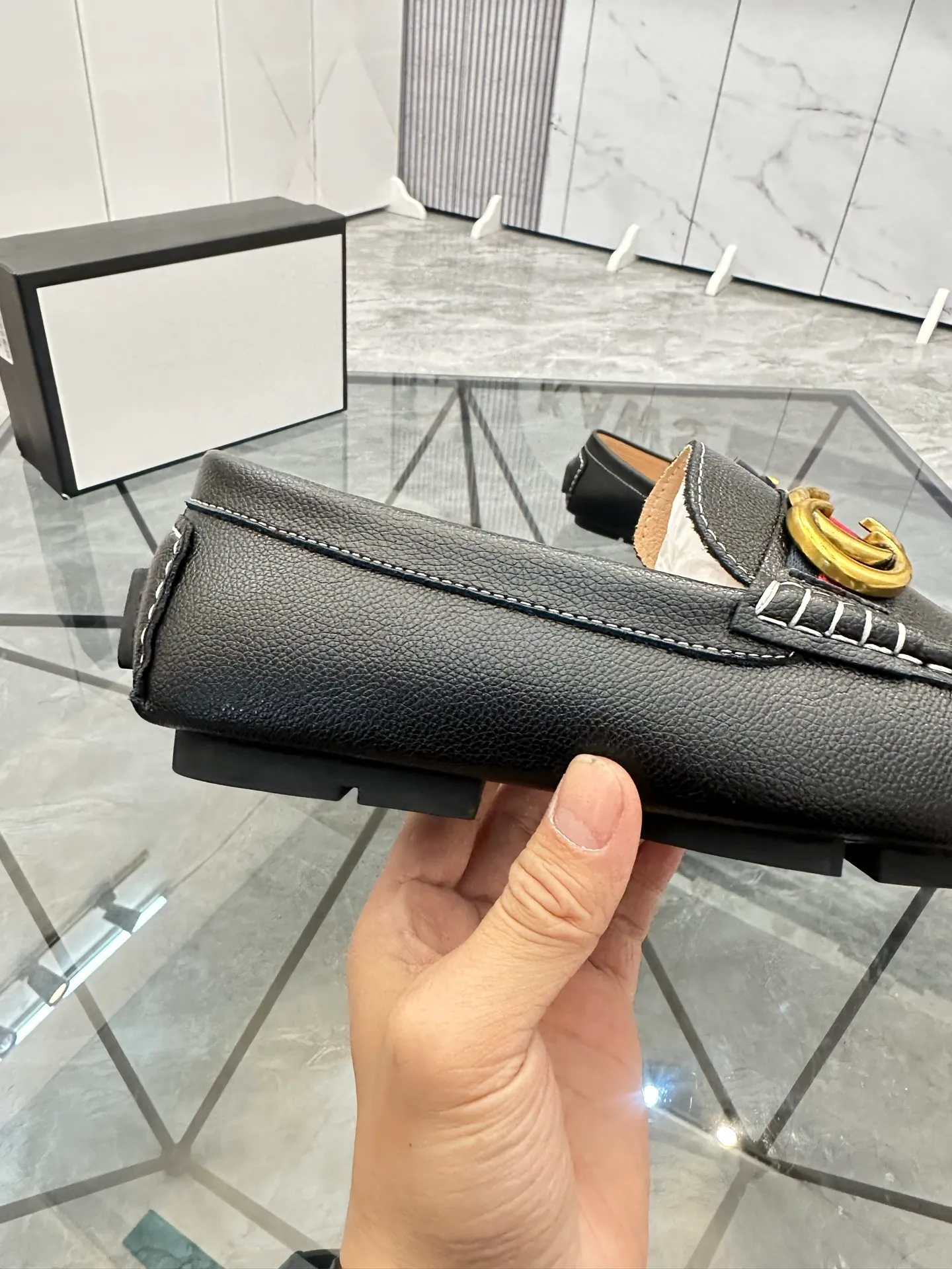 Men's shoes: 💰P400¥ Product trademark: Gucci* "Gucci*" Doudou shoes Regular size: 38-44 (can be customized to 45.46.) Product materials: imported cowhide upper, genuine leather lining, original outsole. No.: 0001